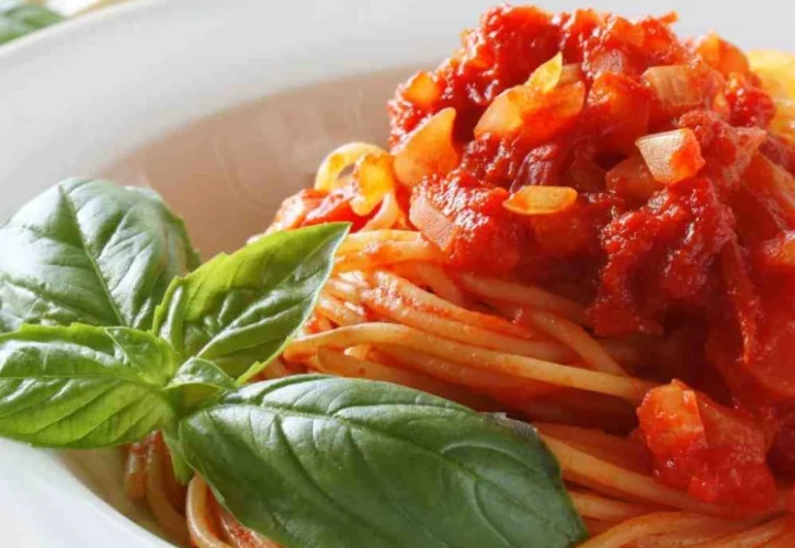 Spaghetti, salsa di pomodoro e cipolla: una storia di vero amore.